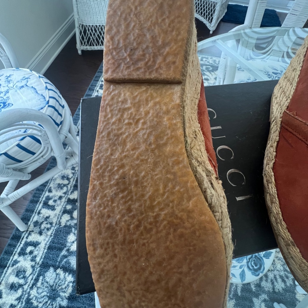 Gucci Vintage Wedge Rusty Color Suede with gold link Gucci symbol. - Picture 5 of 7